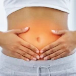 Mujer que presenta hinchazón a consecuencia de la cascada inflamatoria